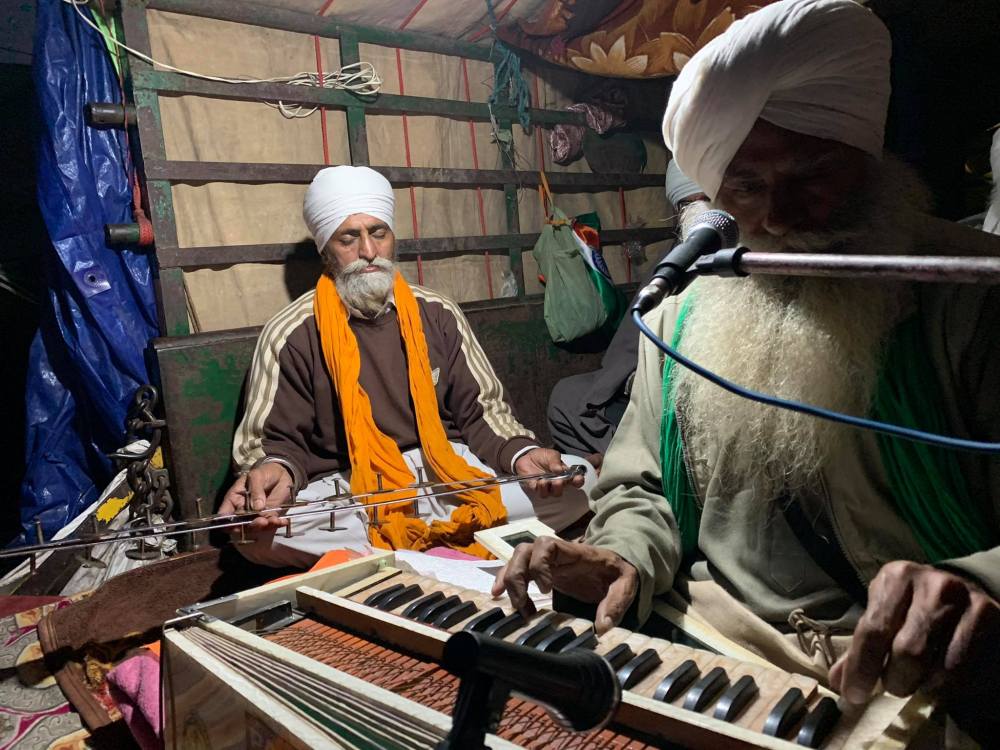 Amandeep Singh Bains
Entertainers rally the protesters along the way.