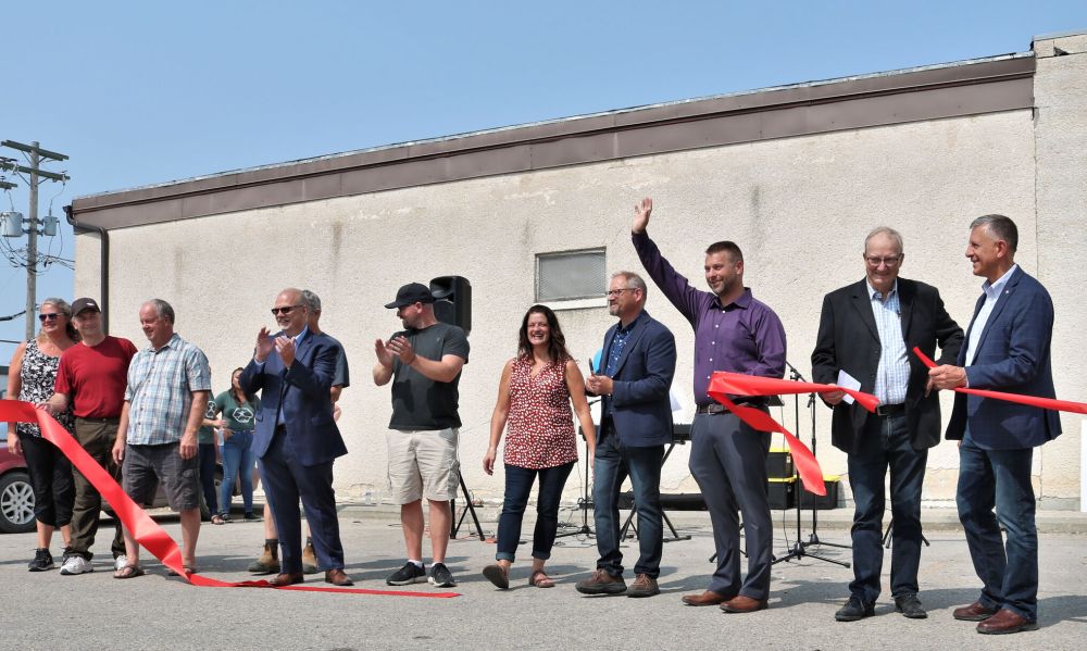 NICOLE BUFFIE | THE CARILLON
Local elected officials, including Steinbach MLA Kelvin Goertzen, Steinbach Mayor Earl Funk, RM of Hanover Coun. Bob Brandt, and Provencher MP Ted Falk participate in Saturday's ribbon-cutting ceremony alongside Emond.