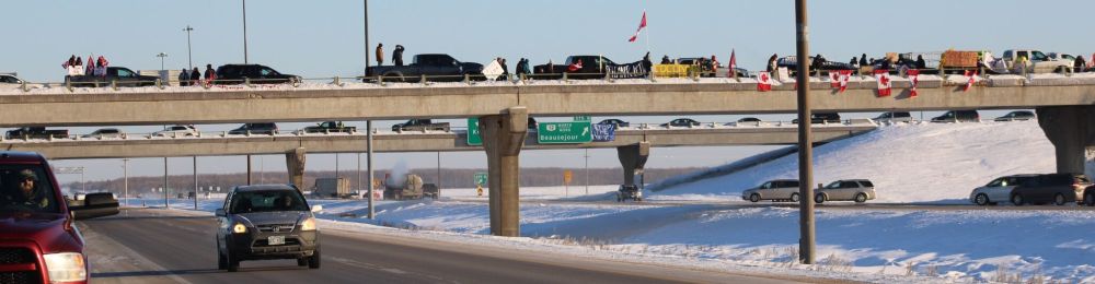 GREG VANDERMEULEN / THE CARILLON
The overpass at Highway 12 and the Trans-Canada Highway was packed with convoy supporters, hours before the trucks arrived.