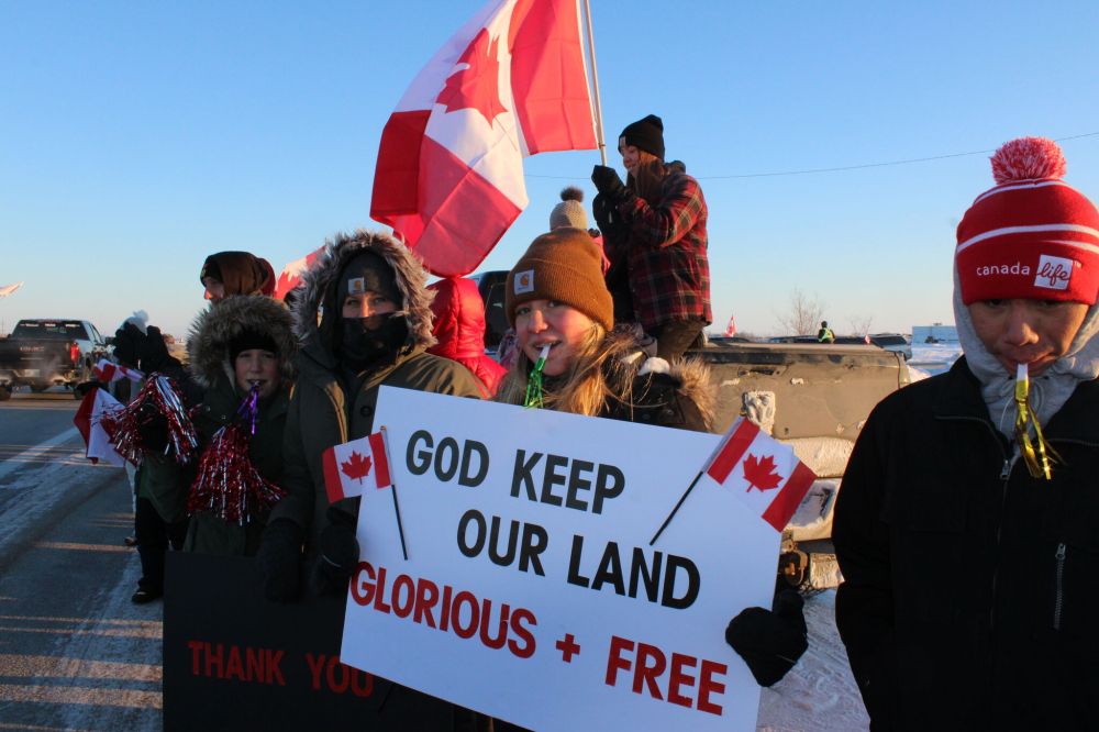 GREG VANDERMEULEN / THE CARILLON
Patriotism was in high supply as people waited for the convoy.