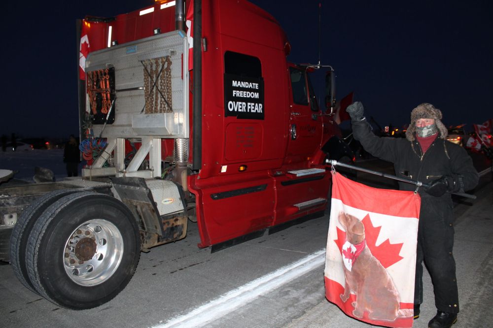 GREG VANDERMEULEN / THE CARILLON
A man shows his support for the Freedom Convoy from the shoulder of the Trans-Canada Highway near the Centre of Canada on Tuesday.