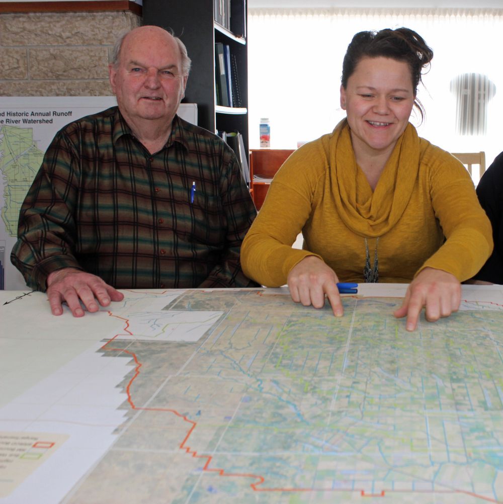 JORDAN ROSS / CARILLON ARCHIVES
Cornie Goertzen is pictured looking over a map with Seine Rat Roseau Watershed District Manager Jodi Goerzen.