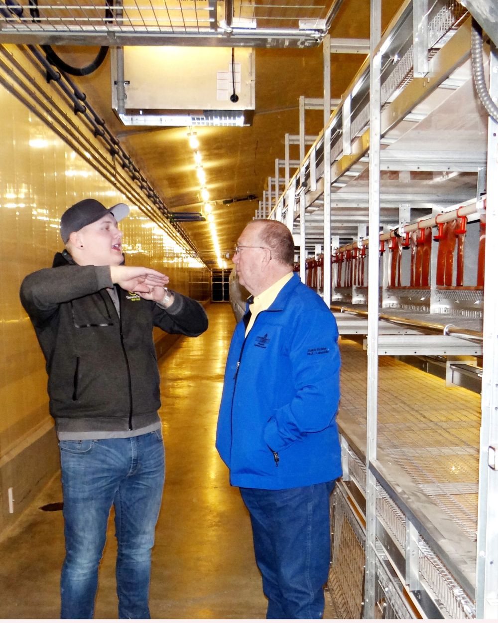WES KEATING / THE CARILLON
Harley Siemens explains the aviary housing system to Manitoba Ag Minister Ralph Eichler at a 2019 open house at the Rosenort farm.