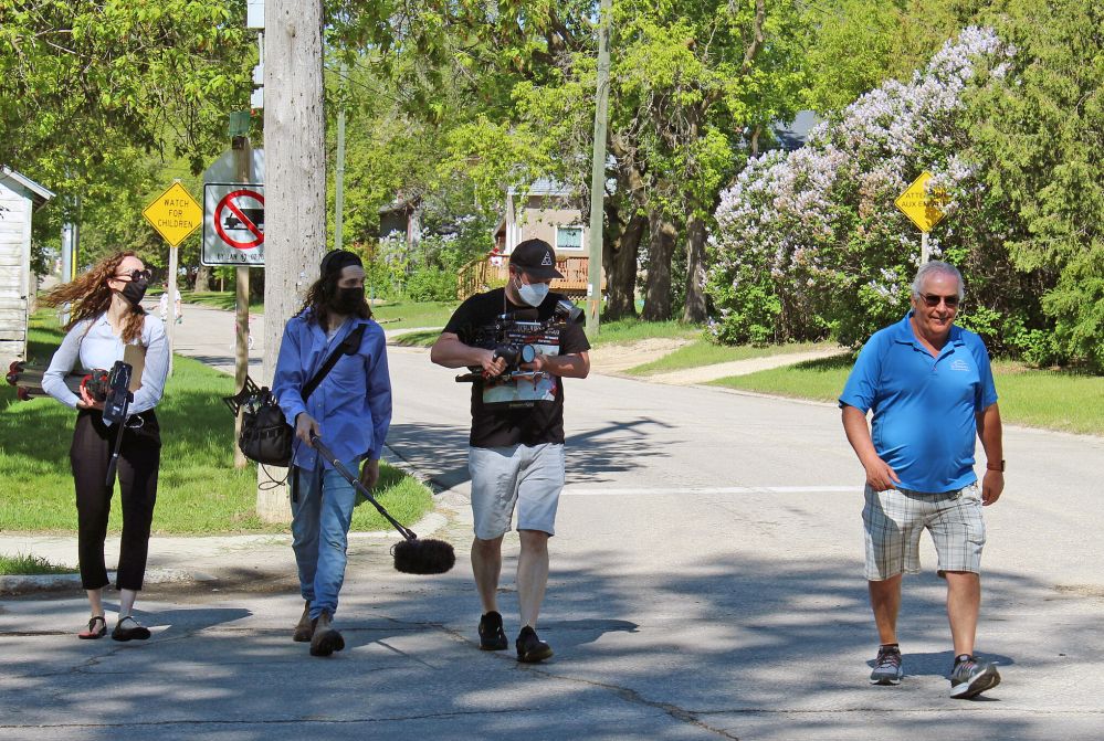 JORDAN ROSS | THE CARILLON
Franco 150 film director Laura Lussier, sound technician Danny Chodirker, and camera operator James Meagher film a segment with Louis Tétrault, former executive director of the Association of Manitoba Bilingual Municipalities, in La Broquerie on Monday.
