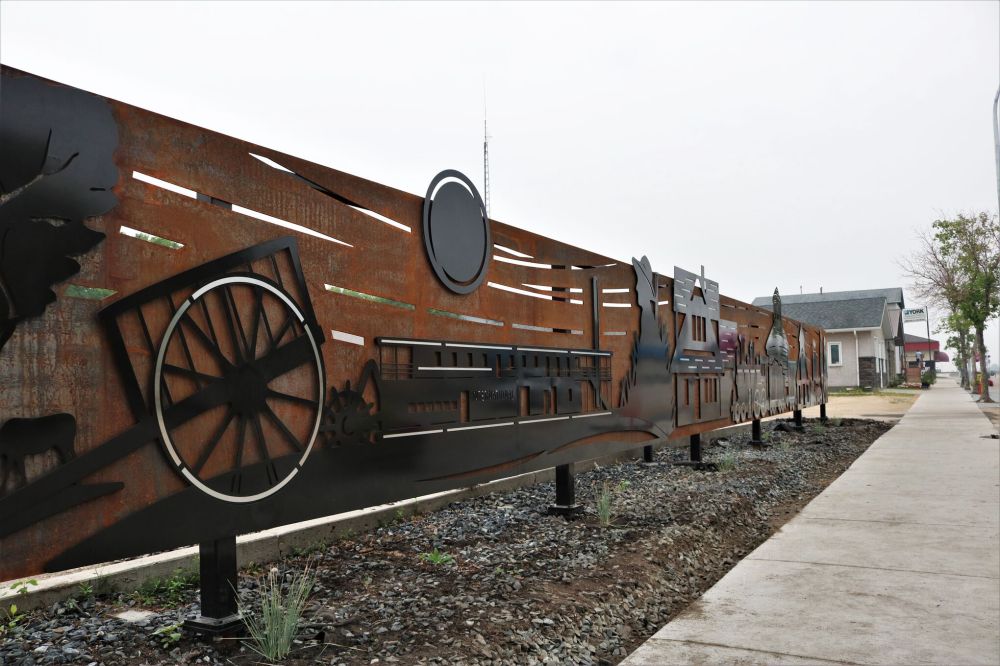 NICOLE BUFFIE / THE CARILLON
The Heritage Wall, depicting the history of Niverville through the lens of Niverville Communities in Bloom, has been erected on Main Street.