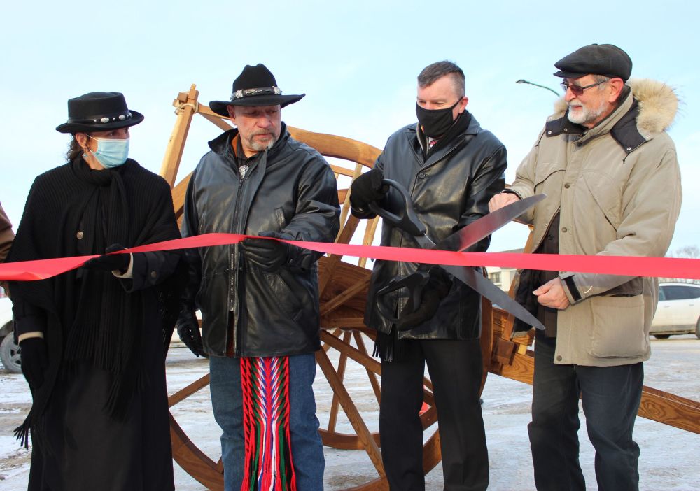 JORDAN ROSS / THE CARILLON
Cartmakers Kelly and Armand Jerome with Mayor Myron Dyck and committee member Ernest Braun at Saturday’s ribbon cutting outside the Community Resource and Recreation Centre.