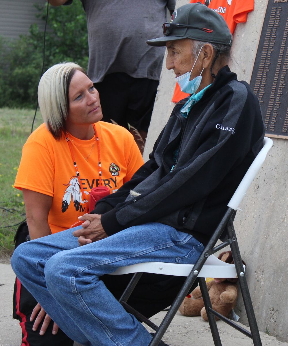 JORDAN ROSS | THE CARILLON
Sgt. Nicki Rossi of the Manitoba First Nations Police Service greets Charlie Nelson, an elder, knowledge keeper, and residential school survivor, during a ceremony preceding the Honour Walk.