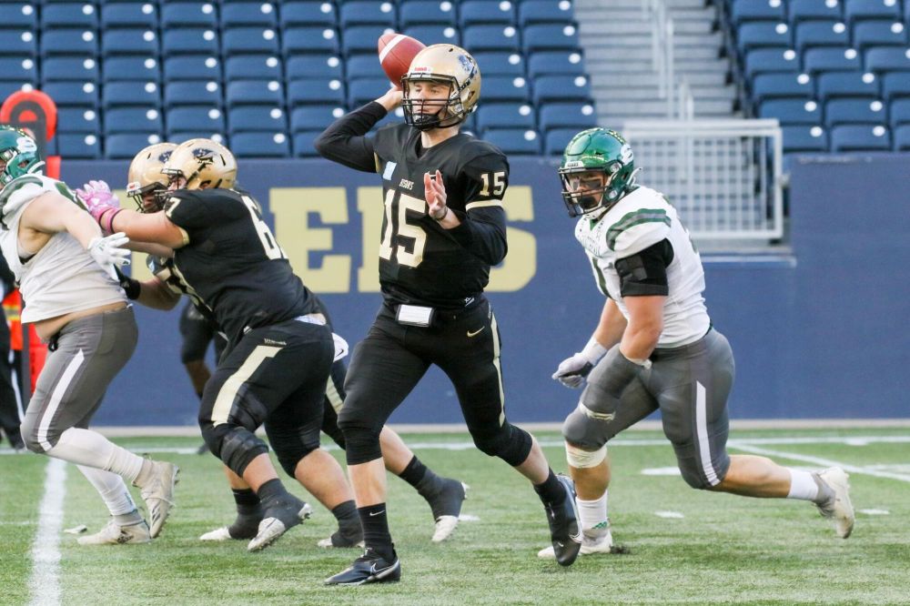 Dave Mahussier Bison Sports
Quarterback Sawyer Thiessen goes back to pass in his first start for the U of M Bisons last weekend in Winnipeg against the University of Saskatchewan Huskies.