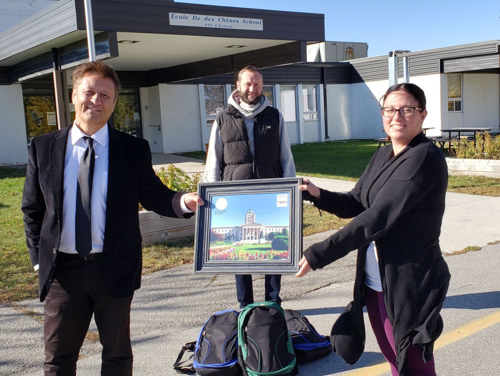 Supplied Photo
Springfield-Ritchot MLA Ron Schuler presents a Manitoba 150 framed picture plus pins to Principal Elizabeth Hammond at École Île des Chênes School. Schuler also delivered backpacks full of school supplies to teacher Joel Sweetland as part of Telus “Kits for Kids” initiative providing over 2,500 students with the tools they need to succeed.