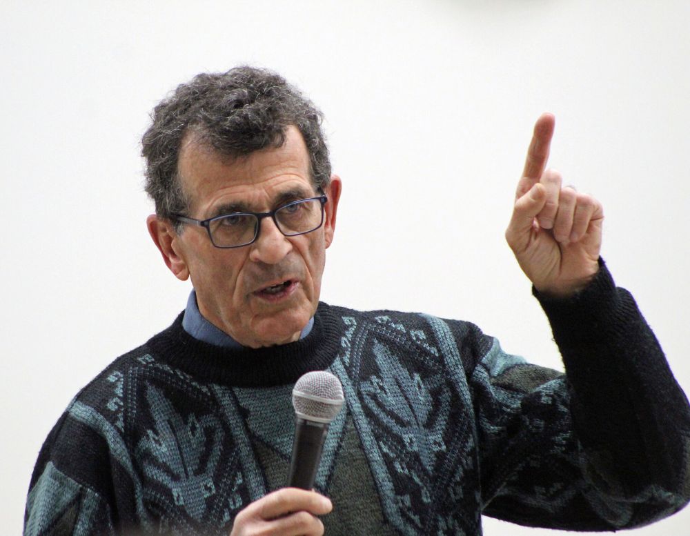 JORDAN ROSS / THE CARILLON
Dennis LeNeveu, a science researcher with What the Frack Manitoba, responds to audience questions Tuesday in the Cooks Creek Community Centre.
