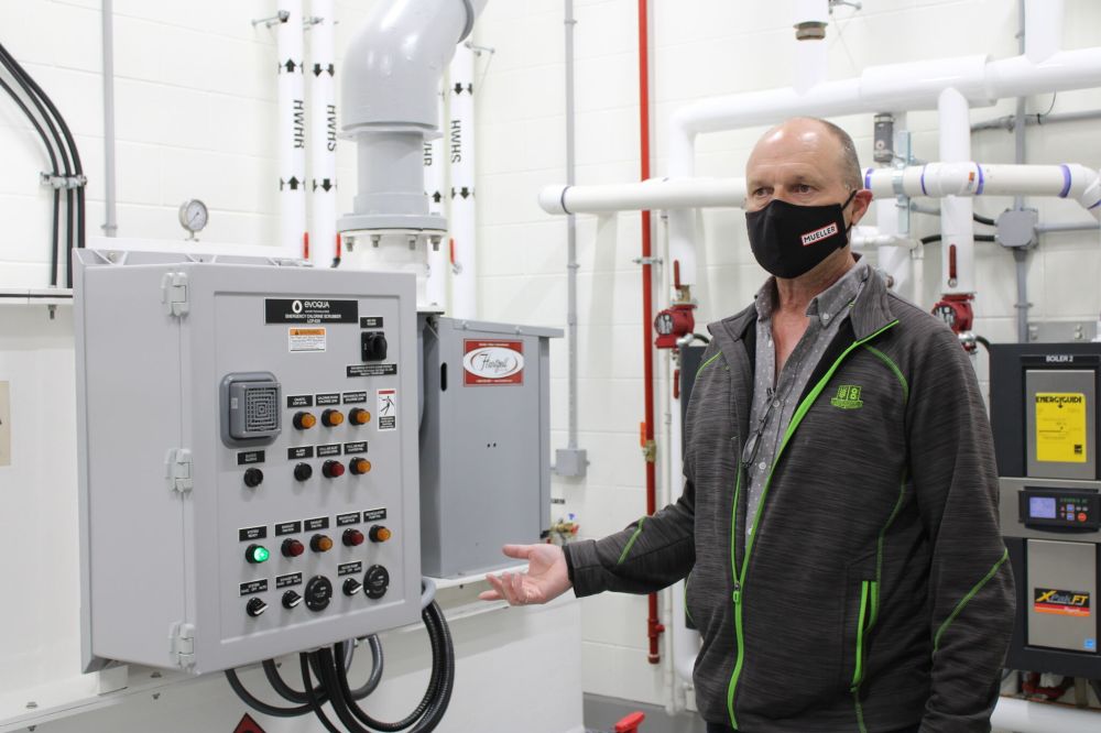 GREG VANDERMEULEN / THE CARILLON
Waterworks Manager Mike Heppner gave Steinbach councillors a tour of the water plant.