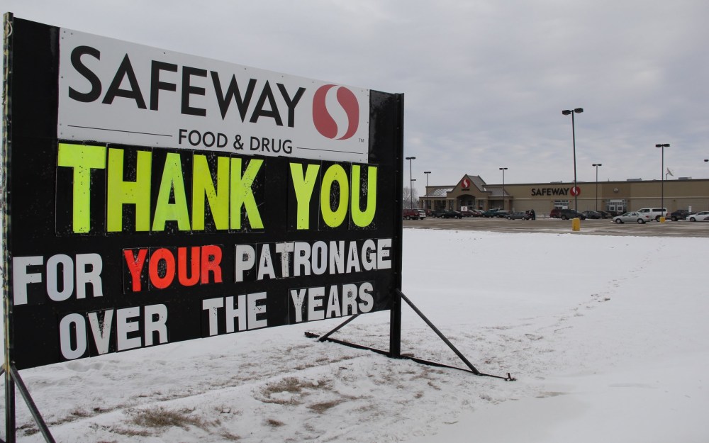 IAN FROESE | THE CARILLON
A sign thanking customers for their service outside Steinbach's Safeway outlet Saturday morning.