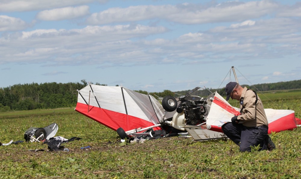 IAN FROESE | THE CARILLON
An investigator from the Transportation Safety Board surveys the scene of an ultralight airplane crash in the RM of De Salaberry. 59-year-old Dave Neufeld, pastor of Grunthal Abundant Life Fellowship church, was killed in the crash which occurred on Thursday morning.