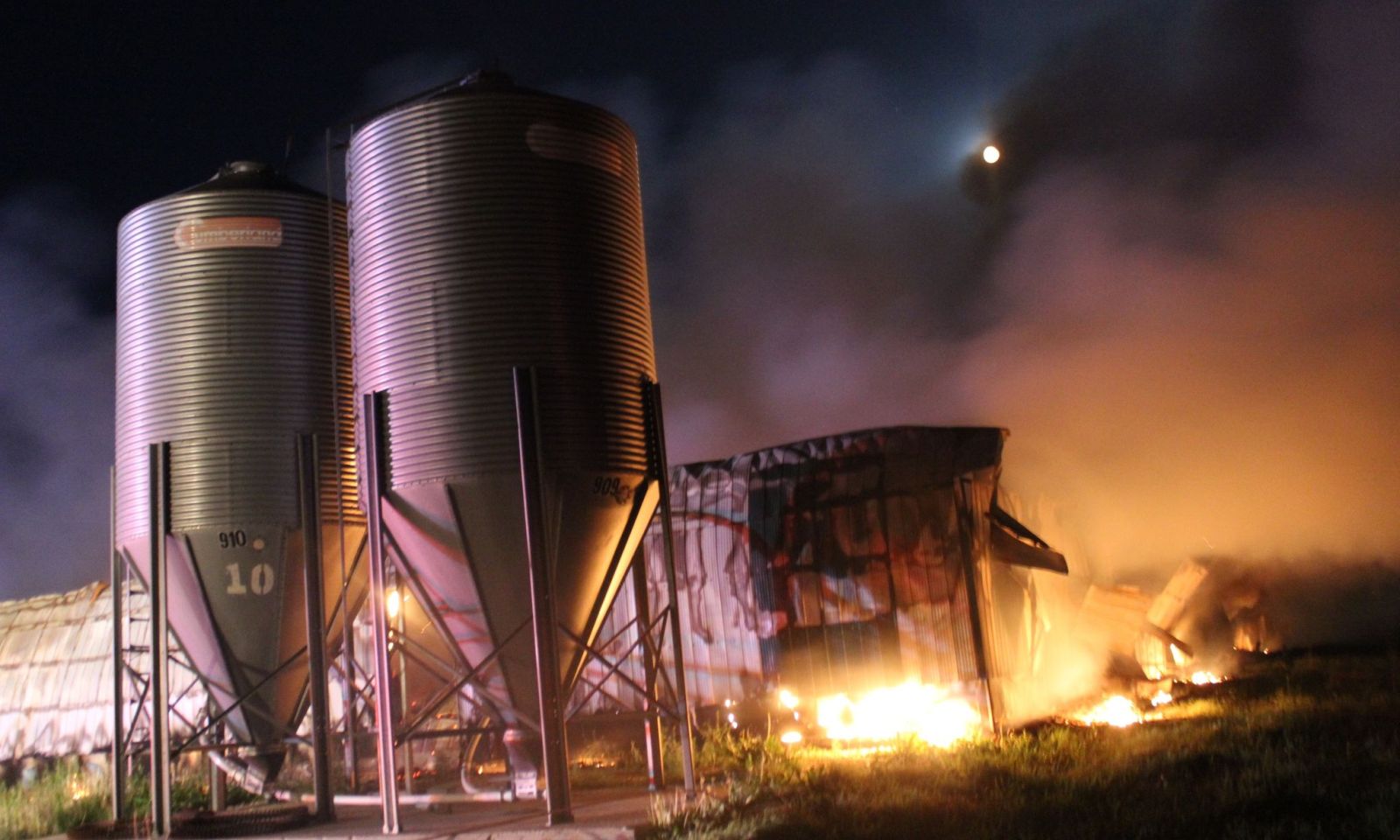 Thousands of hogs dead in barn blaze – The Carillon