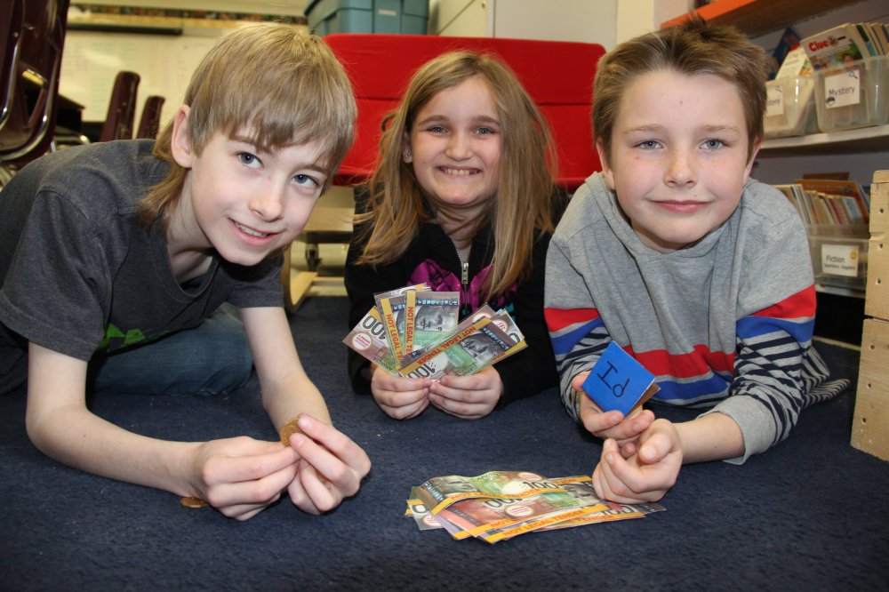 IAN FROESE | THE CARILLON
Bothwell School Grade 4 students Connor Banman, Rayne Epp and Luke Toews are learning about money management in school by partaking in a classroom simulator. They all have jobs, with bills to pay, utilities to cover and, if they choose, items to buy.