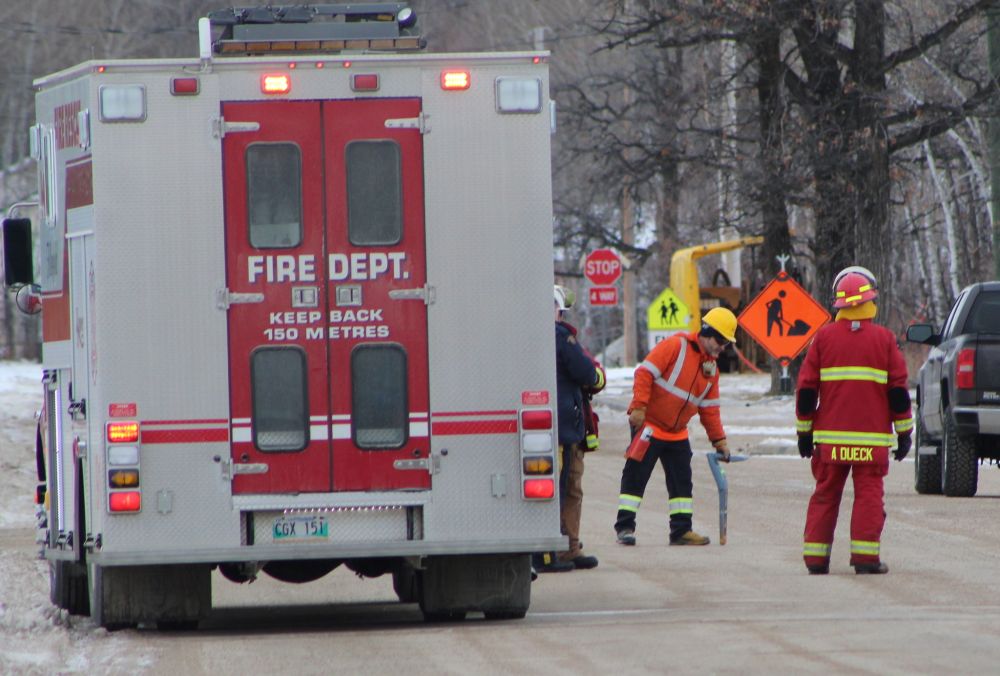JORDAN ROSS | THE CARILLON
Manitoba Hydro workers and Hanover Fire Department members respond Friday morning to a natural gas leak on Friesen Avenue near Kleefeld School.
