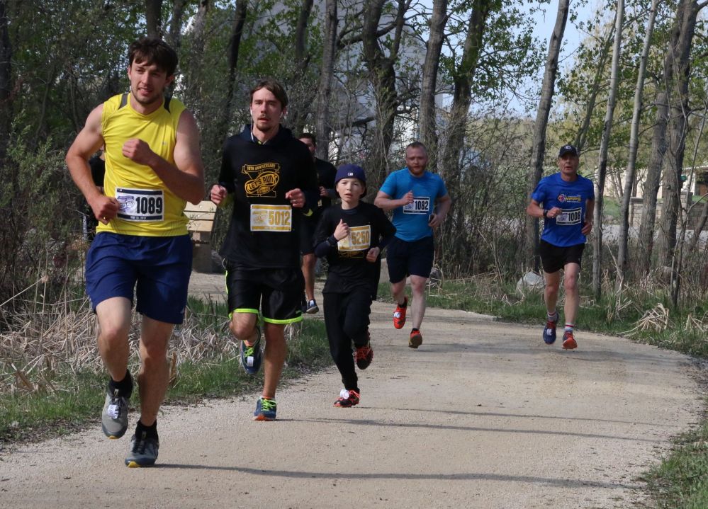 GRANT BURR | THE CARILLON
Runners make their way through the Bush Farm trail west of the Steinbach Soccer Park.