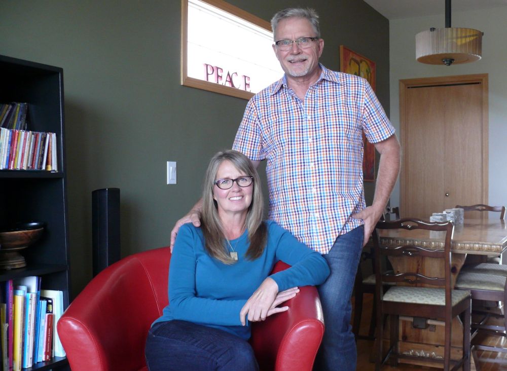 ADRIANA MINGO | THE CARILLON
Patty Penner poses with her husband and support, Curtis in their Steinbach home.
