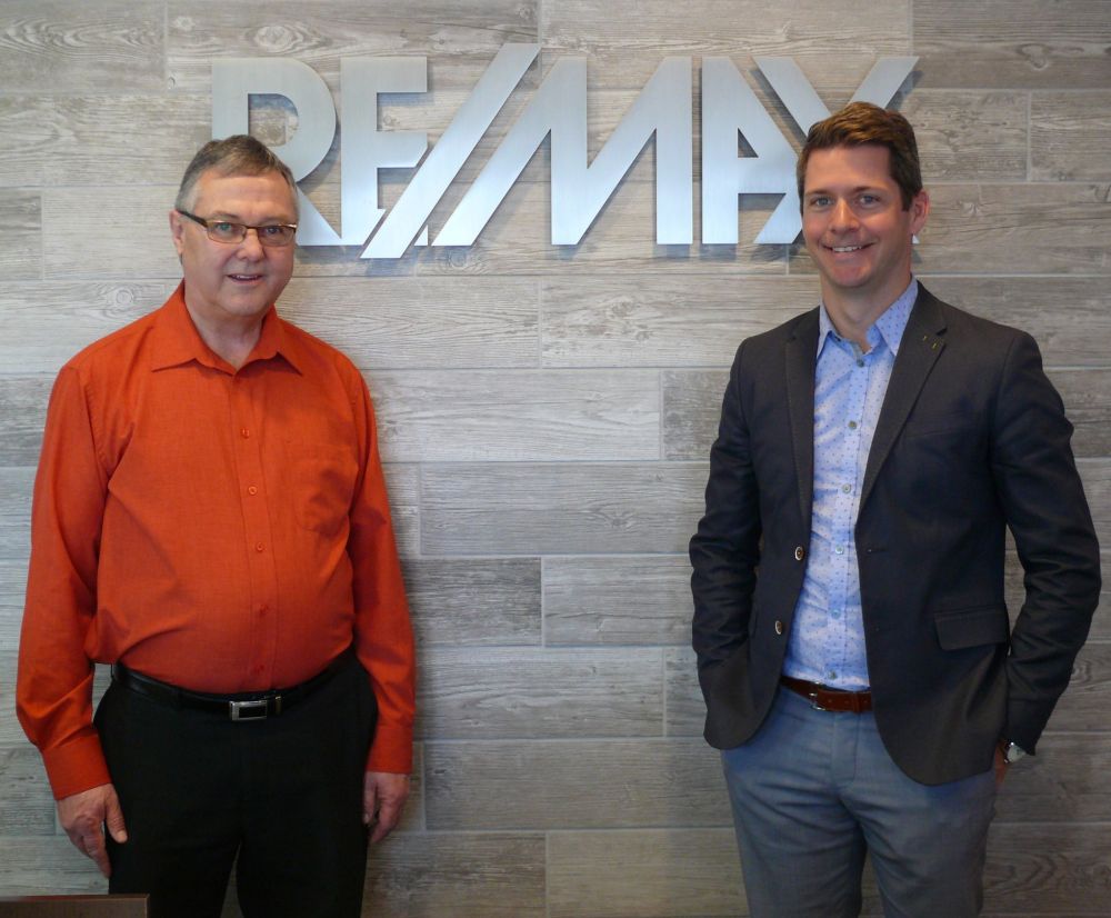 ADRIANA MINGO | THE CARILLON
Paul Friesen and Keith Unger pose in the Remax office on Main Street in Steinbach.