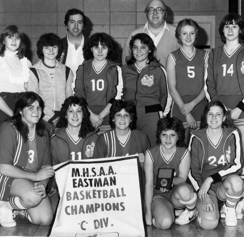 CARILLON ARCHIVES
The 1983 Ross L. Gray Raiders, pictured here with their legendary coach Terry Gotziaman (back right), shortly before they went on to claim their third straight provincial high school basketball title.
