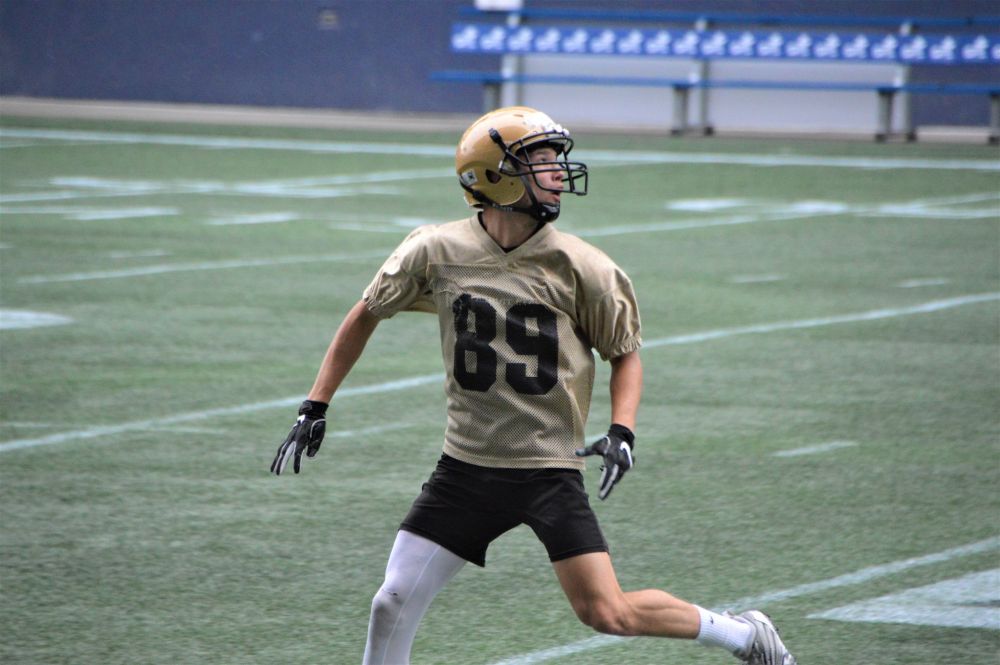Dave Baxter/The Carillon
Eric Adams takes part in a drill during the U of M Bisons training camp at IG Field in Winnipeg this week.