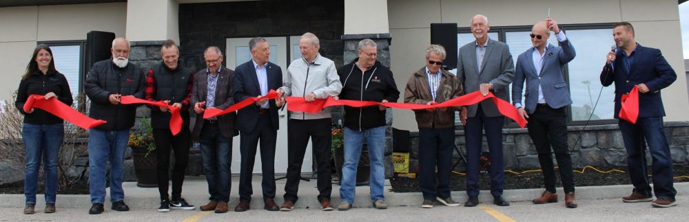 GREG VANDERMEULEN / THE CARILLON
The official ribbon cutting took place Sunday afternoon. Left, Katie Emond, COO, Rev. Steven Paulson, Founder of Central Canada Chapter of Adult & Teen Challenge, Southland Church Associate Pastor Stefan Duerksen, Steinbach Mayor Earl Funk, Provencher MP Ted Falk, RM of Hanover Deputy Reeve Bob Brandt, Board Director Jake Friesen, Board Chair Herb Buller, Board Treasurer Harold Barg, Board secretary Jonathan Boettcher, CEO Daniel Emond.