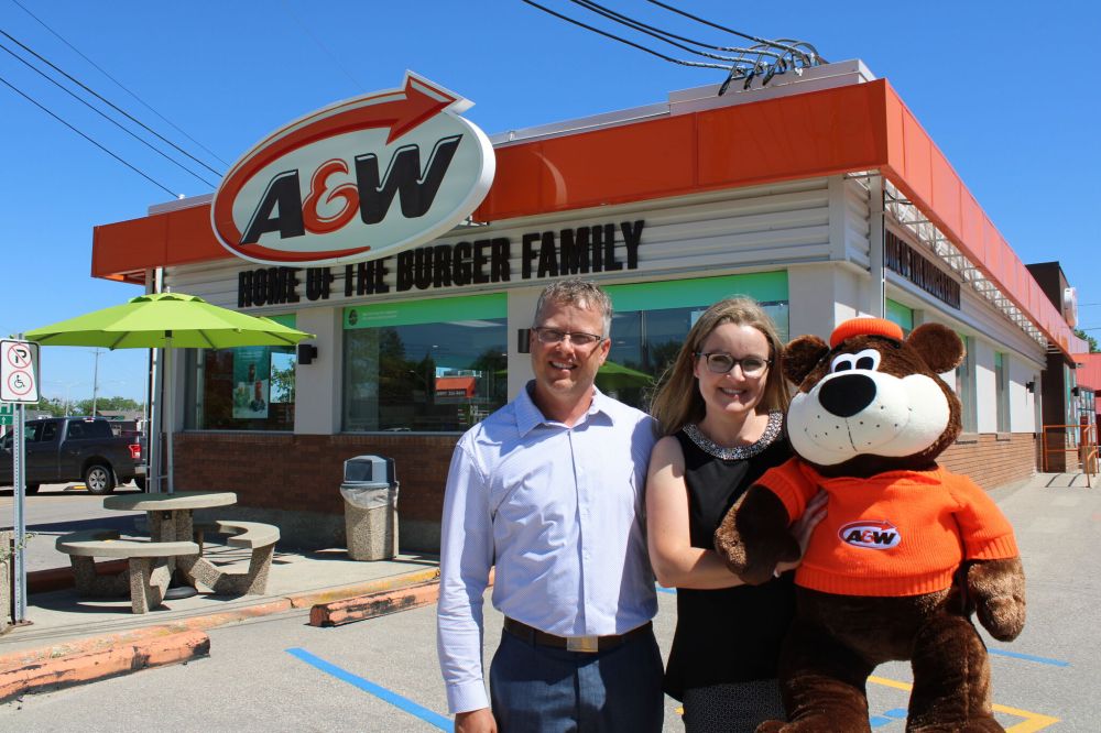 GREG VANDERMEULEN / THE CARILLON
Owners Derek and Tamara Williamson pose with a stuffed version of their mascot outside the Steinbach A&W.