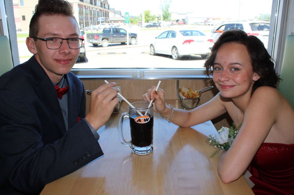 GREG VANDERMEULEN / THE CARILLON
Steinbach Regional Secondary School 2022 graduate Makaila Braun and her escort Jayden Dueck enjoy a post-graduation treat.