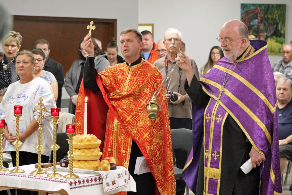 JORDAN ROSS THE CARILLON
Fr. Mykhaylo Khomitskyy of St Basil the Great Ukrainian Catholic Church in Winnipeg and Fr. Roman Bozyk, dean of theology at St Andrew’s College in Winnipeg consecrate the new exhibit during Saturday’s ceremony in the Emerson Complex.