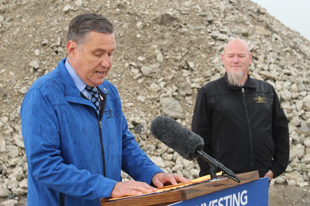 JORDAN ROSS THE CARILLON
Infrastructure Minister Doyle Piwniuk, accompanied by Dawson Trail MLA Bob Lagassé, speaks at the announcement near Ste Anne.