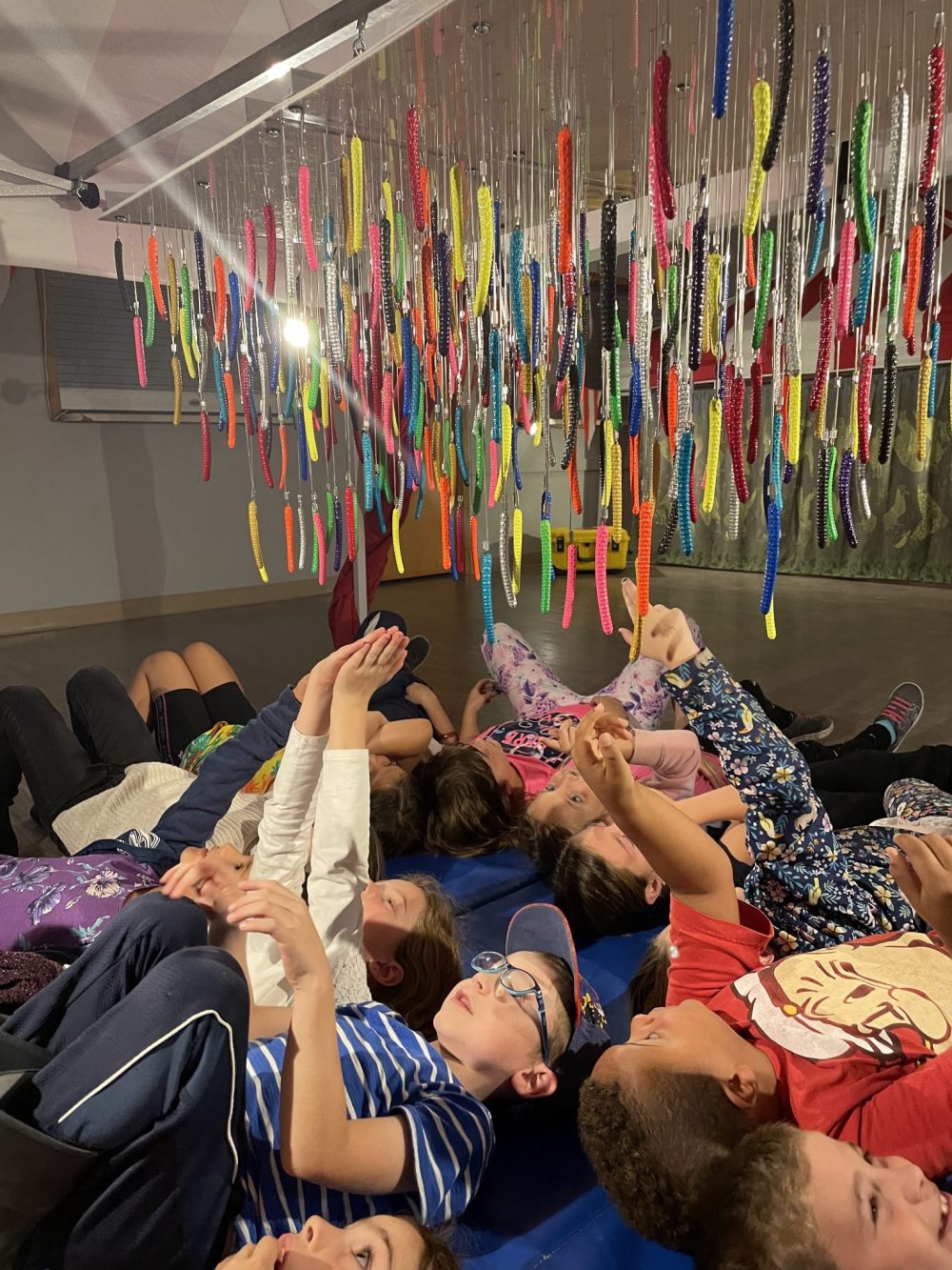 MUSEE AMBULANT
Students from St Joachim School in La Broquerie get a unique view of Sous les chatons – Under the catkins, made by Wendat Quebec City artist Ludovic Boney. A reinterpretation of a larger installation that includes 13,000 pieces, this version is made from 288 small ceramic sculptures.