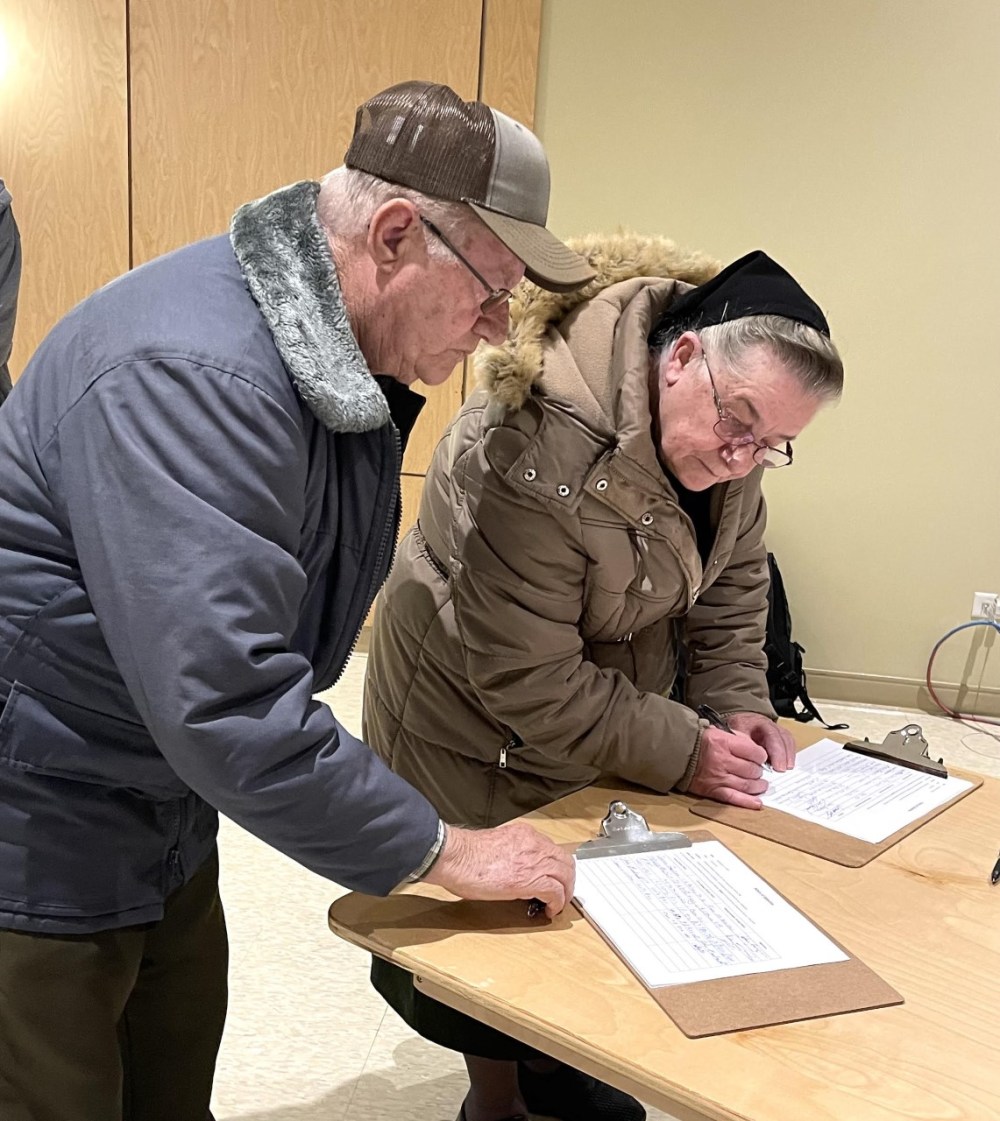 LORI PENNER THE CARILLON
Trailer park residents Cornie and Tina Goertzen sign the objector's log.