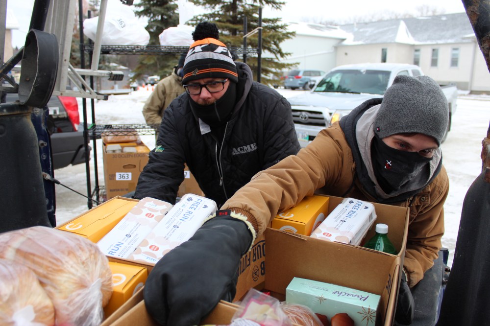 Volunteers load Christmas hampers in Steinbach last year. (JORDAN ROSS | CARILLON ARCHIVES)