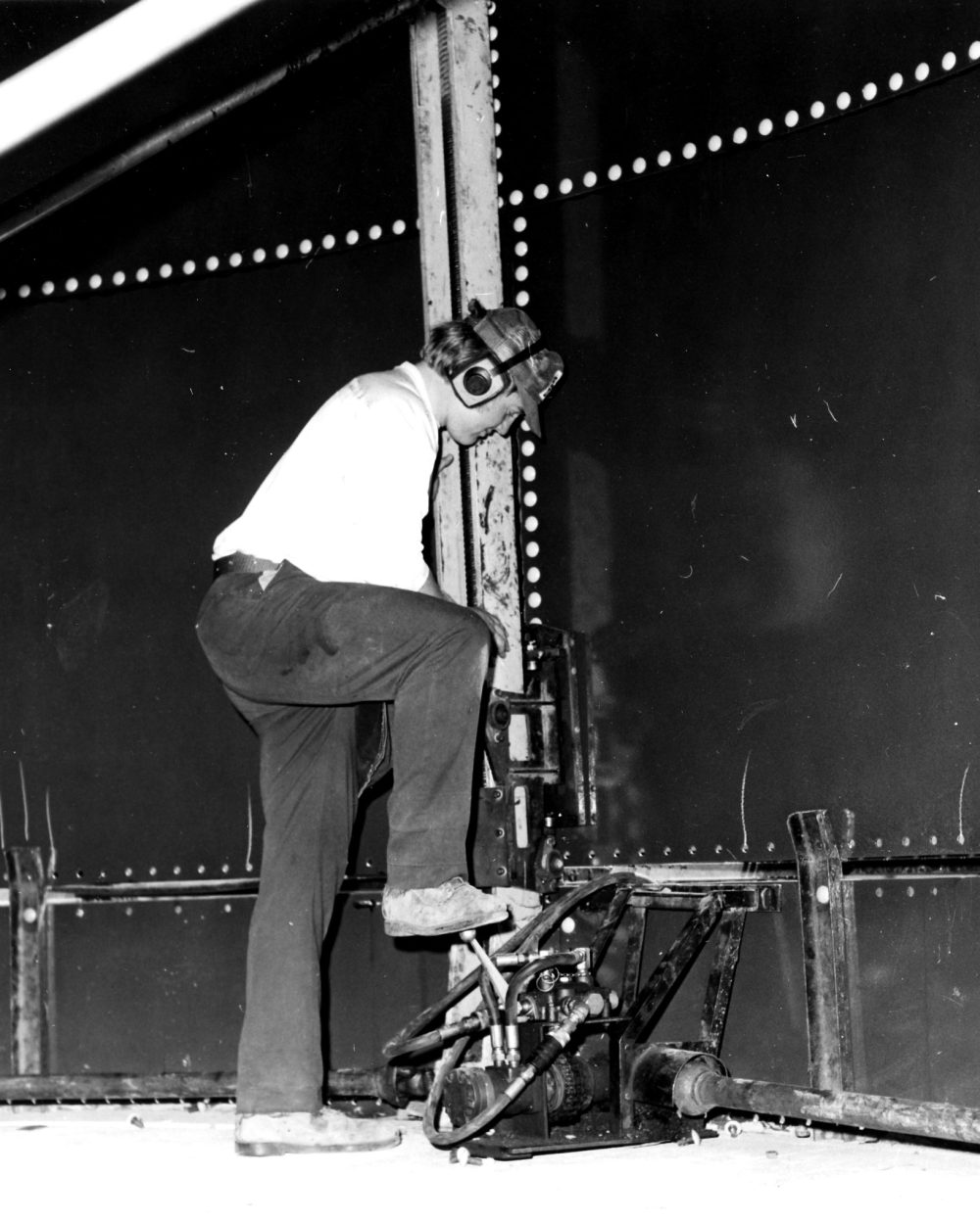 CARILLON ARCHIVES
An American university student, enjoying a 1975 summer job, operates the hydraulic foot-jack that will lift the Frechette silo to provide room for another row of panels.