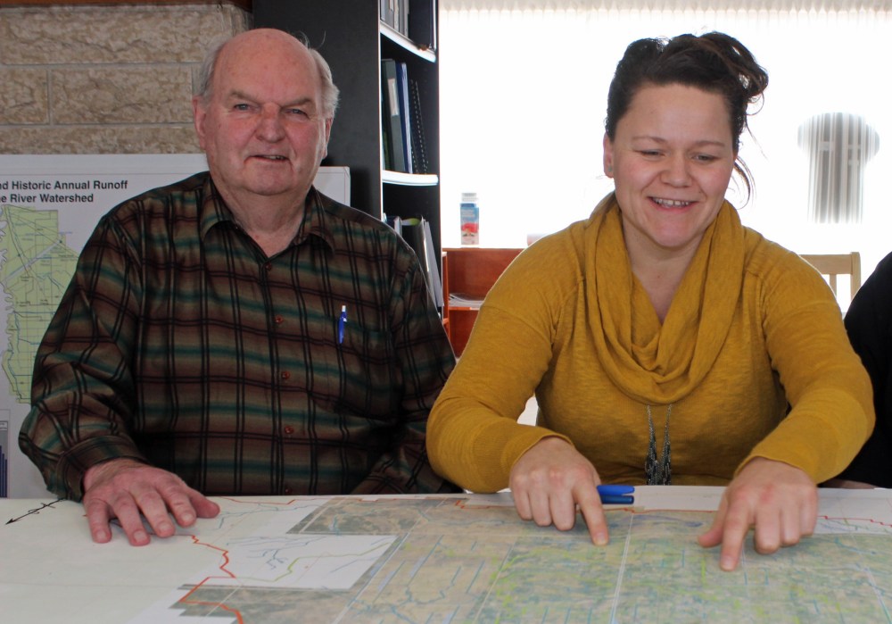 Cornie Goertzen, left, looks over a watershed map with former Seine Rat Roseau Watershed District manager Jodi Goerzen in February 2018. (JORDAN ROSS | CARILLON ARCHIVES)