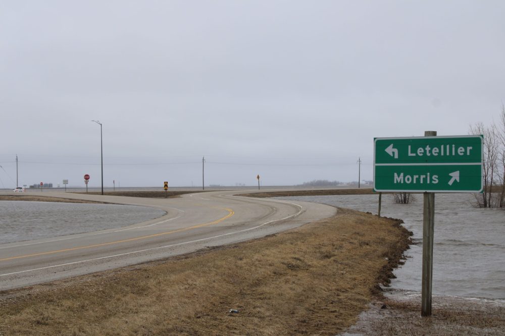 GREG VANDERMEULEN CARILLON ARCHIVES
Floodwaters lap at an intersection along Highway 75 last spring.