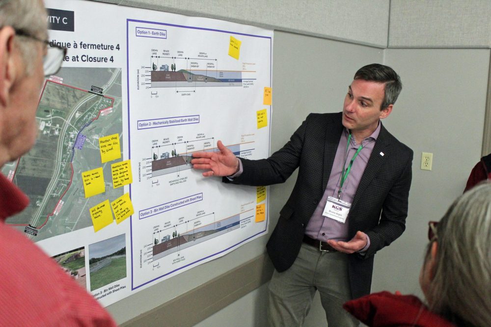 JORDAN ROSS THE CARILLON
Bruno Arpin, a project manager with KGS Group, a Winnipeg engineering consulting firm, speaks to Ste Agathe residents at an information session in the Culture and Community Centre last Tuesday.