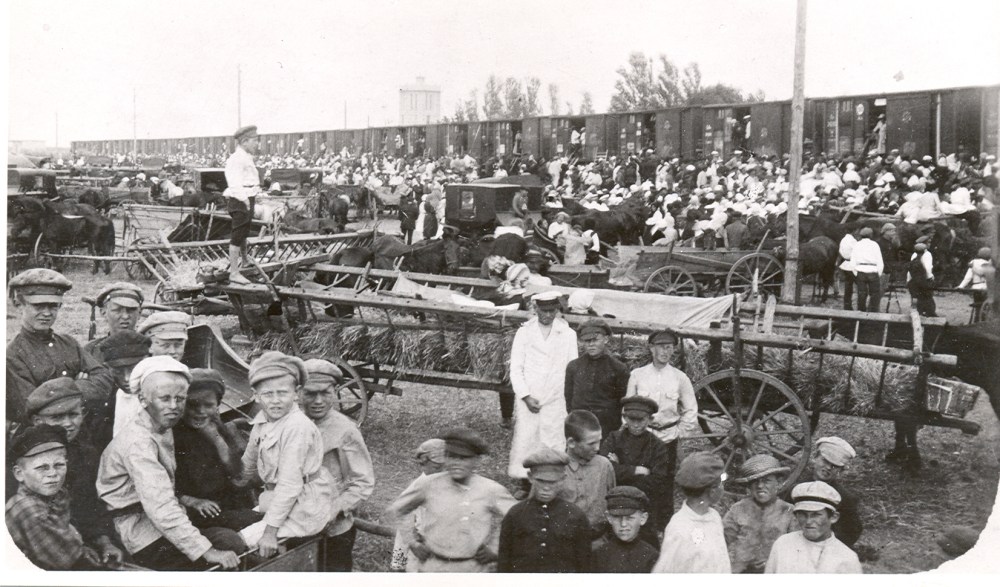 CENTRE FOR MENNONITE BRETHREN STUDIES
Russländer Mennonites departing the Soviet Union at the Lichtenau train station in 1924.