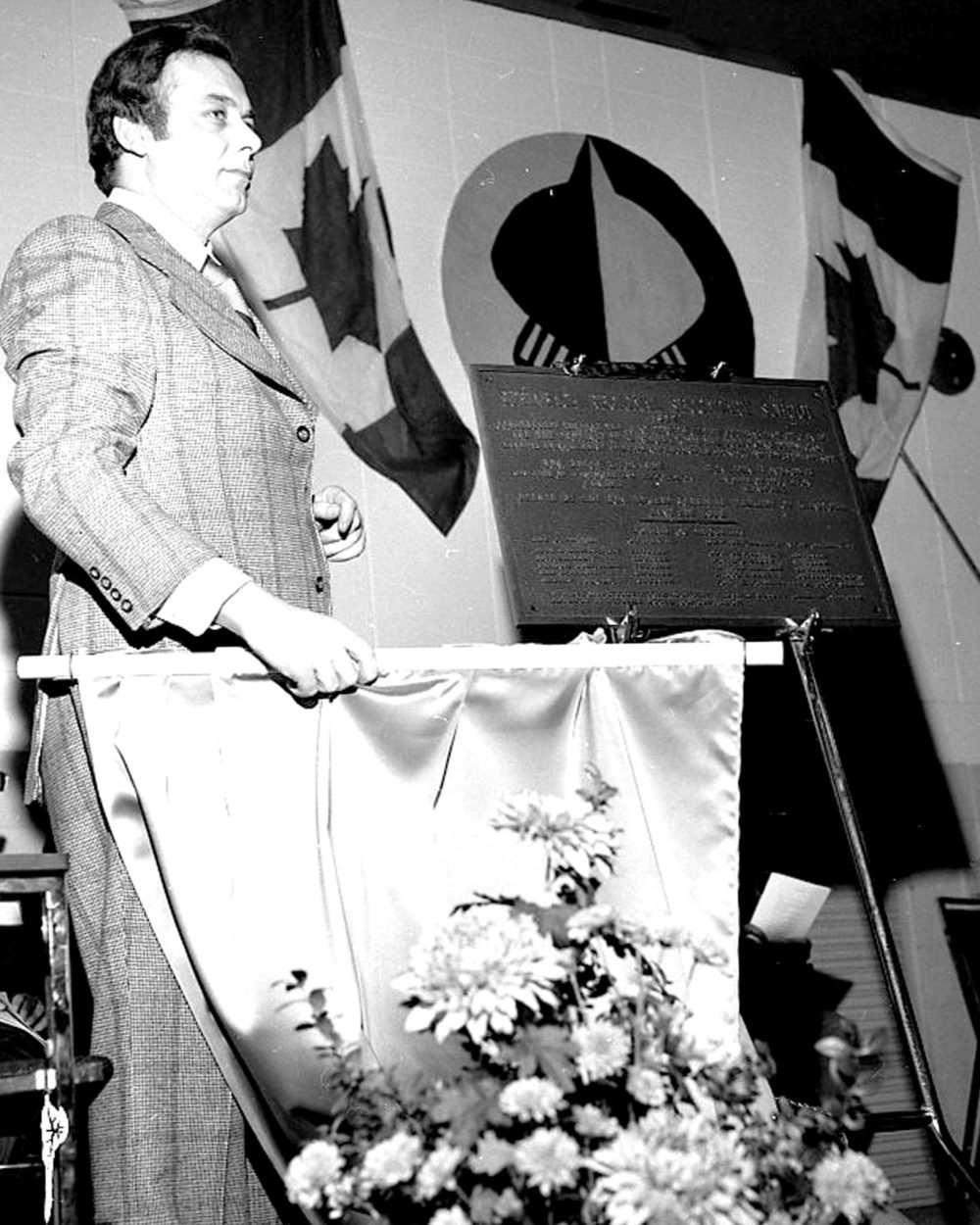 CARILLON ARCHIVES
Manitoba Premier Ed Schreyer unveiled a bronze plaque at the official opening of the Steinbach Regional Secondary School in 1973.