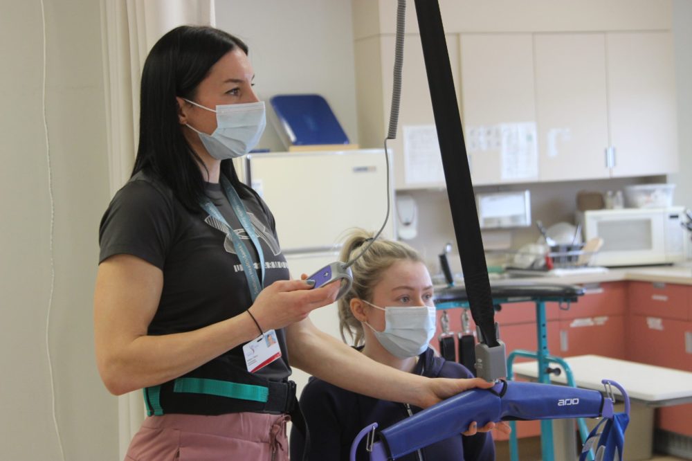 NICOLE BUFFIE THE CARILLON
Prior to the equipment’s installation manual lifts were shared among the unit, but there were few and they were always in use, causing wait times that snowballed into therapists seeing fewer clients per day. Now, care is more efficient.