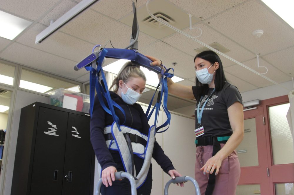 NICOLE BUFFIE THE CARILLON
Prior to the equipment’s installation manual lifts were shared among the unit, but there were few and they were always in use, causing wait times that snowballed into therapists seeing fewer clients per day. Now, care is more efficient.