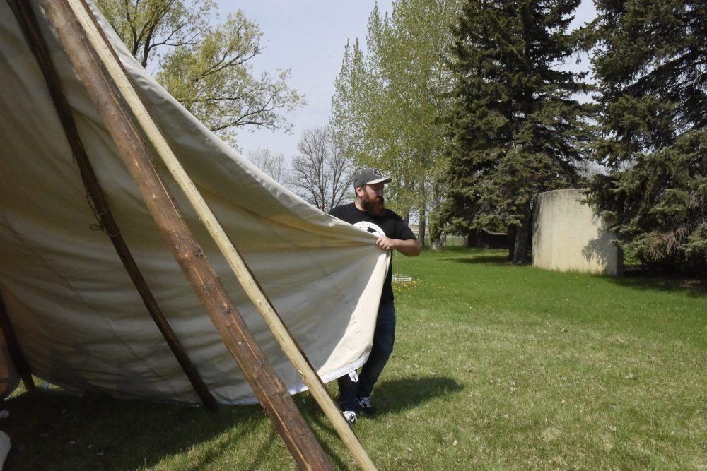 SVJETLANA MLINAREVIC THE CARILLON
Steinbach Regional Secondary School history teacher Reid Bouvier stretches a canvas across the “ribs” of a teepee on the grounds of the Mennonite Heritage Village on May 17, 2023.