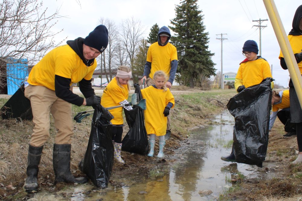 GREG VANDERMEULEN THE CARILLON
A group of volunteers were tasked with cleaning up this muddy ditch along Brandt Street, near the south end of Steinbach.