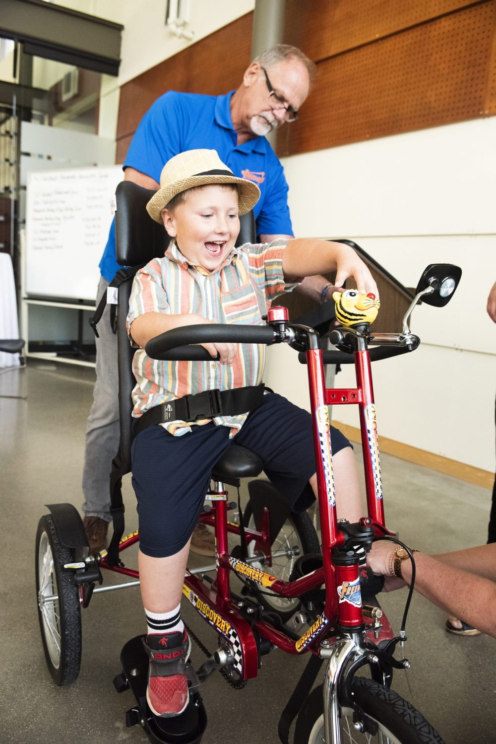 SVJETLANA MLINAREVIC THE CARILLON
Larry Penner from Freedom Concepts adjusts Henry’s bike, given to him by the Steinbach Community Foundation.