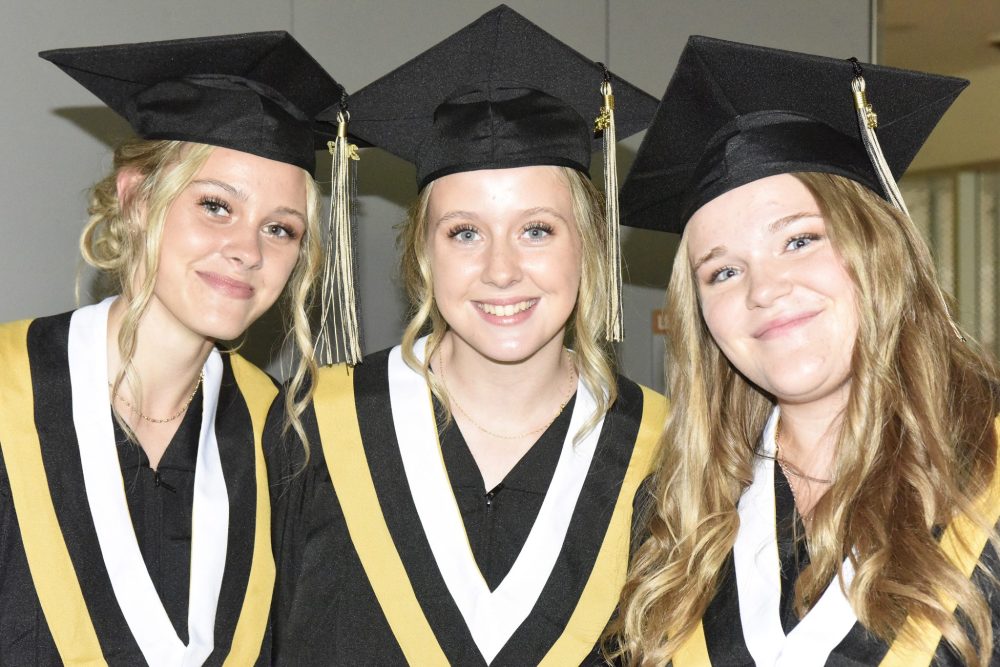 SVJETLANA MLINAREVIC The Carillon
Steinbach Regional Secondary School graduates Sheyanne Friesen, Ashlee Friesen, and Jalen Modler pose for a photo following the end of their graduation ceremony at the RBC Convention Centre in Winnipeg on June 27, 2023.