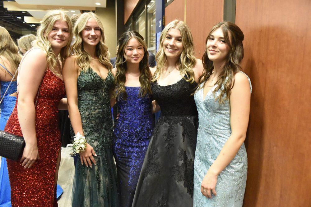 SVJETLANA MLINAREVIC The Carillon
Steinbach Regional Secondary School graduates Abby Ulrich, Ella Penner, Leanne Ung, Rhianna Frederick, and Sydney Rarag pose in their gowns for dinner following the end of their graduation ceremony at the RBC Convention Centre in Winnipeg on June 27, 2023.