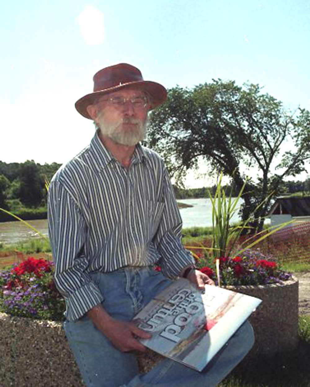 CARILLON ARCHIVES
A year after the ‘Flood of the Century’, artist Roman Swiderek spent a pleasant afternoon on the banks of the Red River at Ste Agathe, signing copies of the calendar he created to raise flood relief funds for the Mennonite Disaster Service. The calendar’s 13 original water colours were on display at the Ste Agathe Community Hall for the 1998 edition of Cheyenne Days and now are a permanent exhibit at the Red River Valley Floods Interpretive Centre across Highway 75.