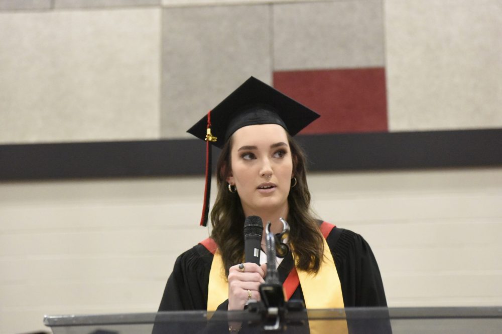 SVJETLANA MLINAREVIC The Carillon
Niverville High School valedictorian Kylah Hiebert gives her speech during her high school graduation ceremony June 28, 2023.