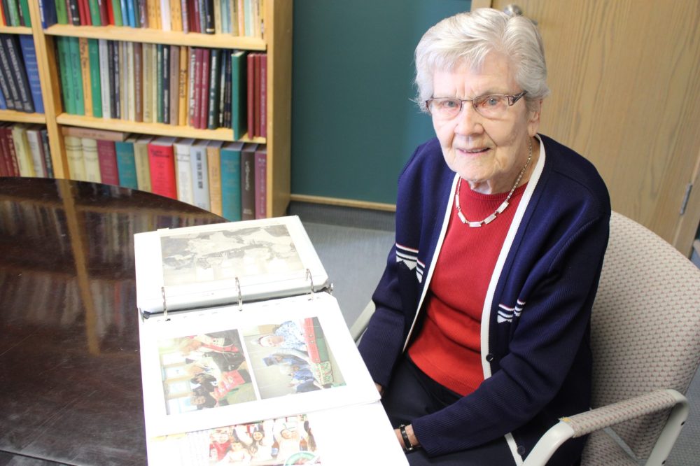 GREG VANDERMEULEN THE CARILLON
Susan Giesbrecht, 89, looks over an album featuring Operation Christmas Child shoeboxes created with Bethesda Place residents since 2004.