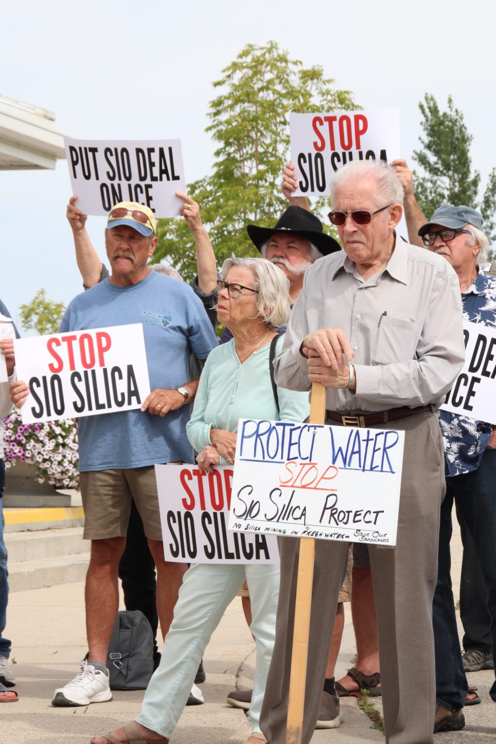 JURA MCILRAITH THE CARILLON
Gathered Springfield residents share concerns about the safety of their drinking water if Sio Silica disturbs the aquifer that supplies around 100,000 people with water. The referendum will allow people to vote for or against the project.